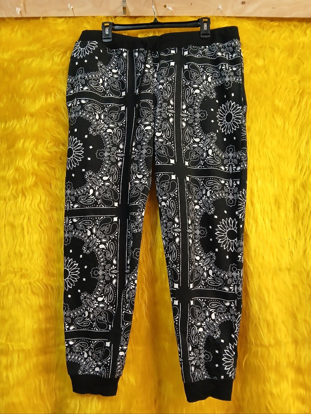 Fleece-Lined Jogger Pants Size XL – Black & White Bandana Print